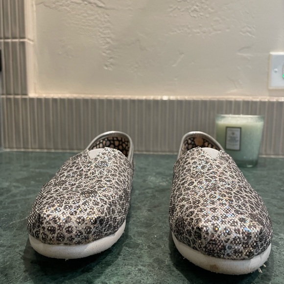 TOMS Print Slip-On Shoes - Picture 7 of 8